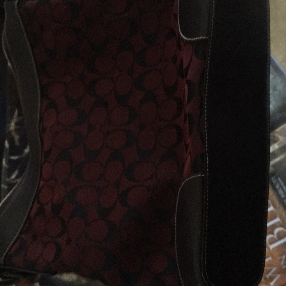 I am selling a Coach purse it’s been used only 3
